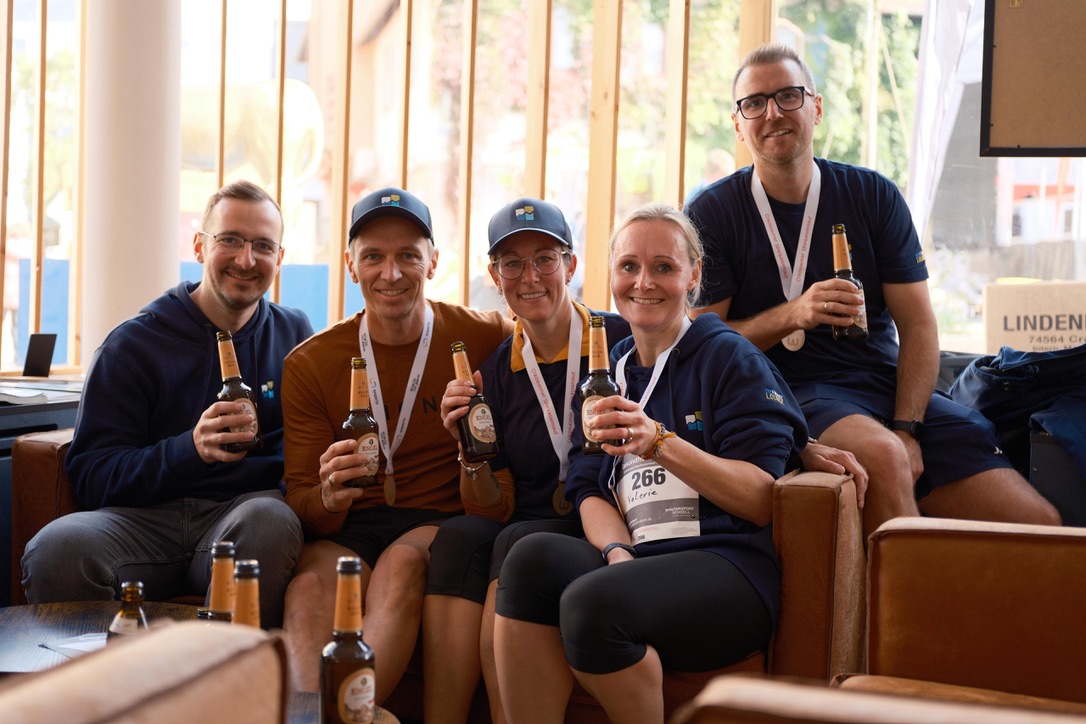 Team der Finanzlounge feiert nach dem Lauf