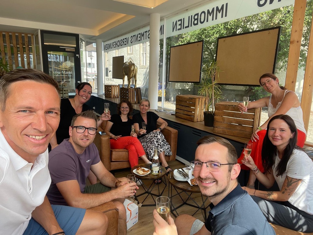 Team der Finanzlounge stößt an