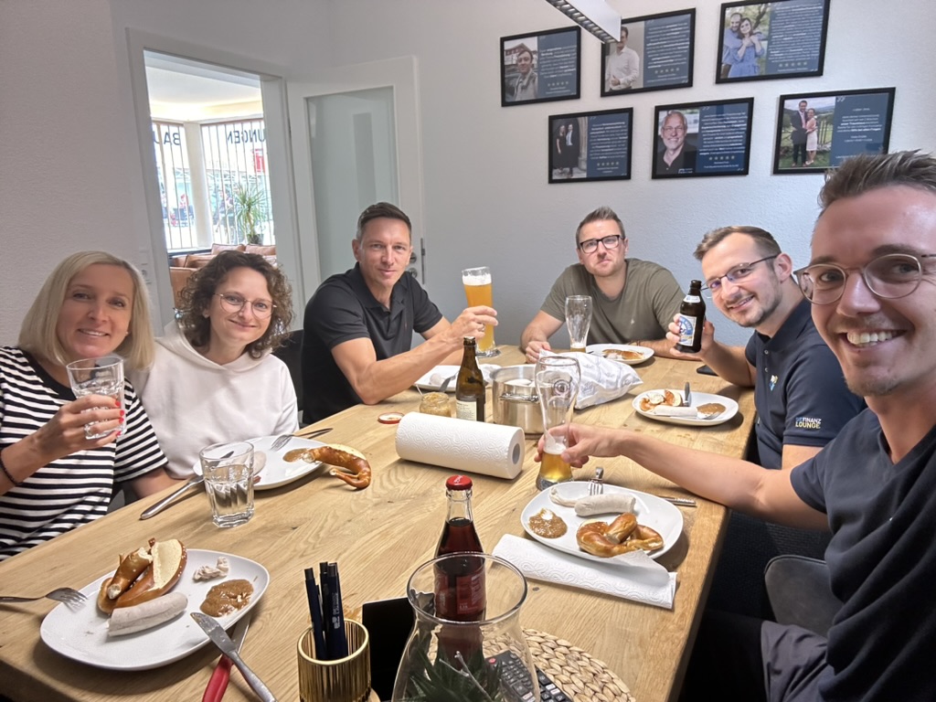 Team der Finanzlounge beim Weißwurstfrühstück